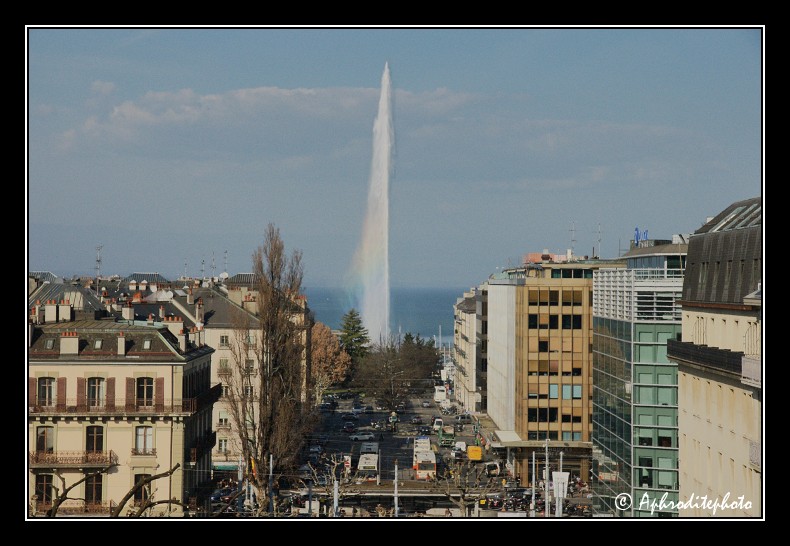 130 La place de Rive avec l échappée sur le jardin Anglais et le jet d eau